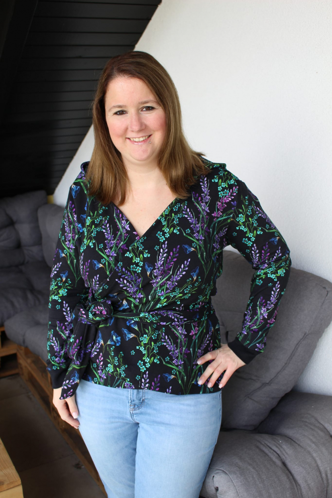 Schnittmuster Wickelhoodie Alana von Graustufen-Stoffe