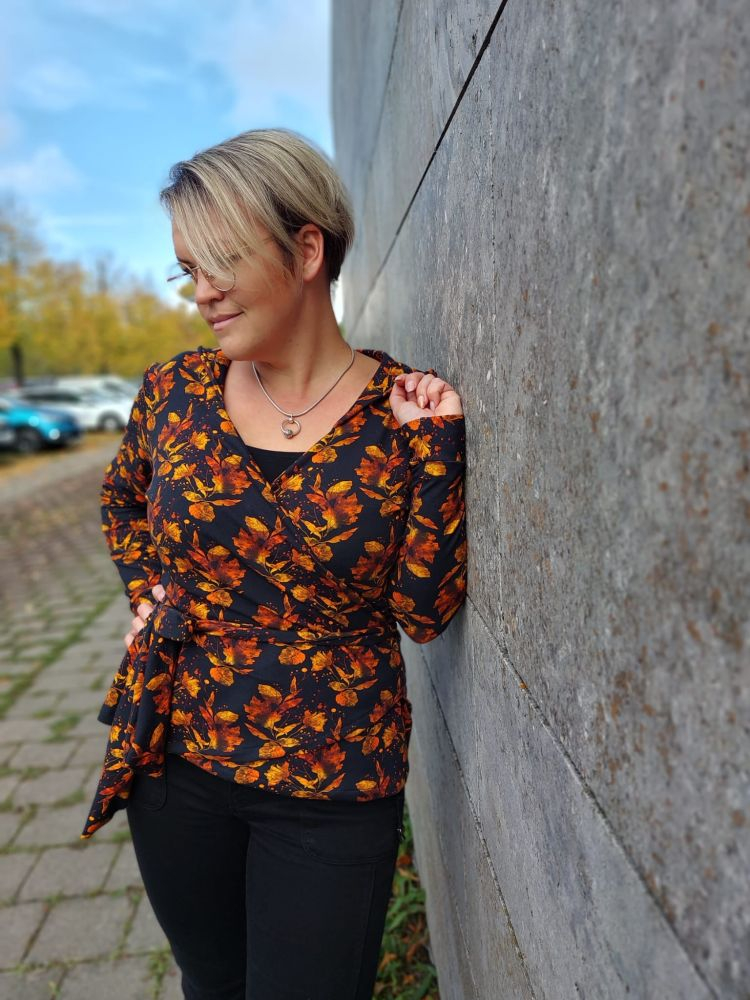 Schnittmuster Wickelhoodie Alana von Graustufen-Stoffe
