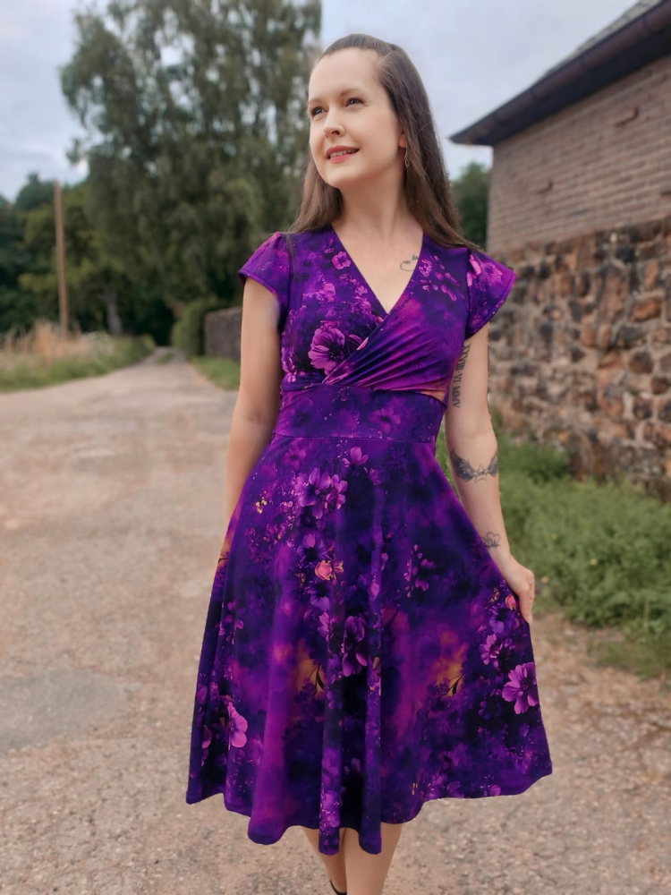 Bio Viskosejersey mit Überbreite (Stoffbreite ca. 170 cm): Eigenproduktion stream of flowers - von Graustufen-Stoffe