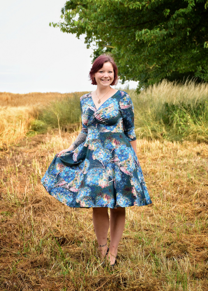 Eigenproduktion Hortensien French Terry,  Holly Magic von Graustufen-Stoffe