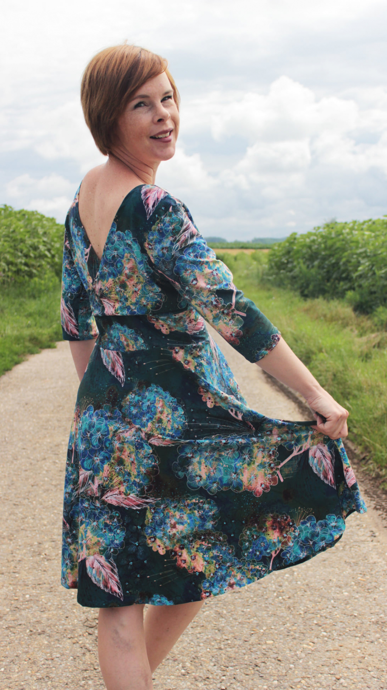 Eigenproduktion Hortensien French Terry,  Holly Magic von Graustufen-Stoffe
