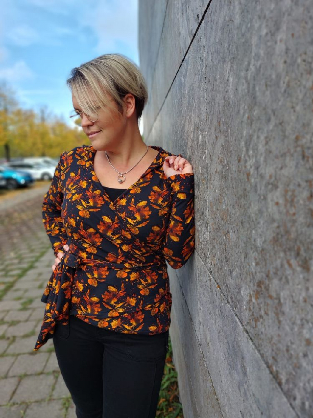 Schnittmuster Wickelhoodie Alana von Graustufen-Stoffe