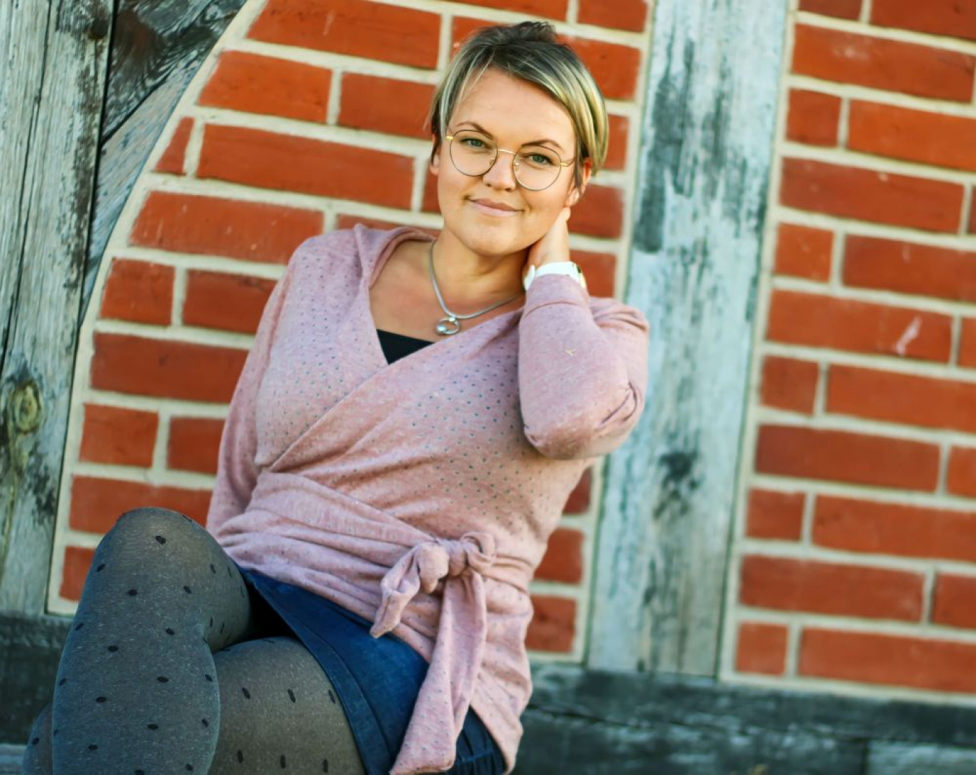 Schnittmuster Wickelhoodie Alana von Graustufen-Stoffe