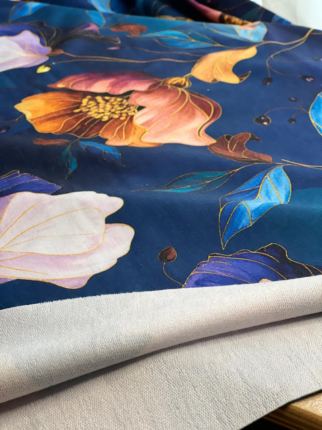Vintage Flowers First Love Kollektion - Eigenproduktion von Graustufen-Stoffe