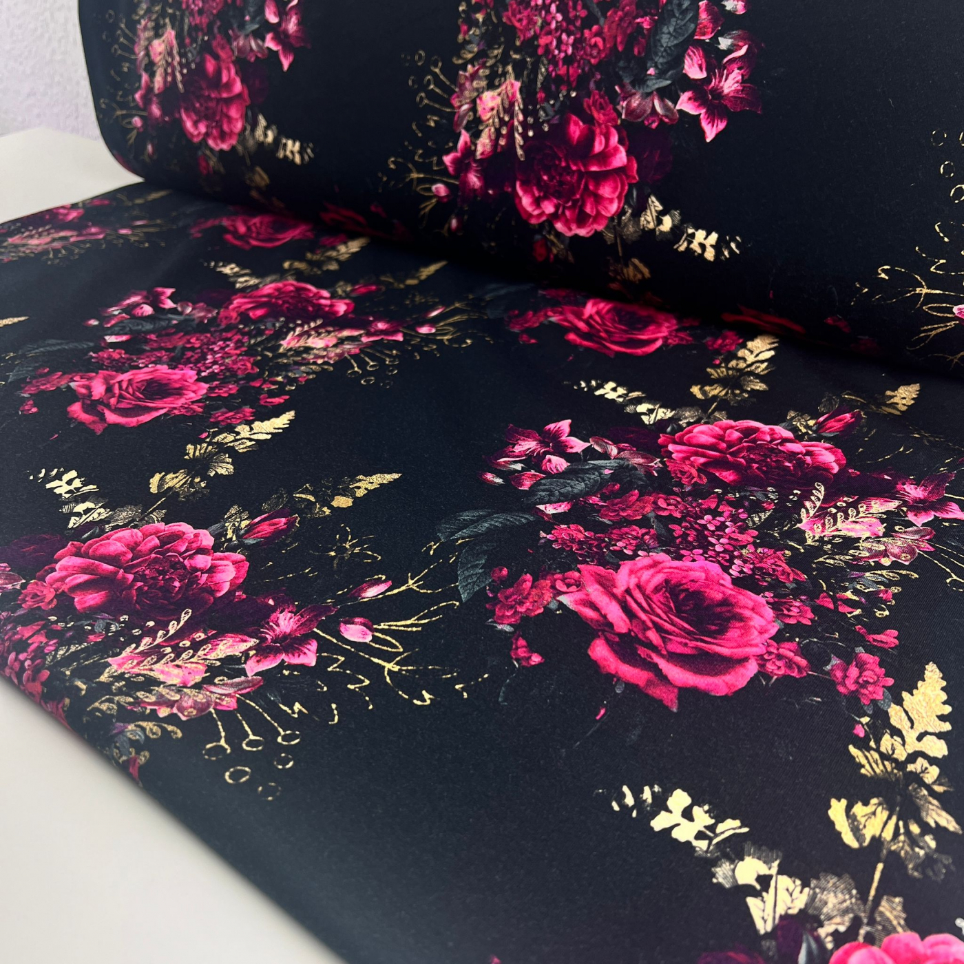 French Terry: Eigenproduktion "Flowers of the Night " von Graustufen-Stoffe
