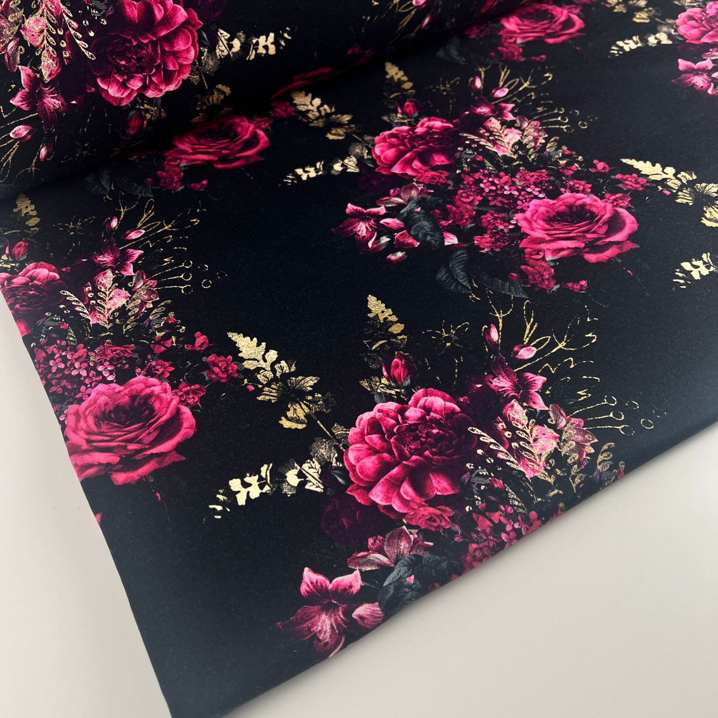 French Terry: Eigenproduktion "Flowers of the Night " von Graustufen-Stoffe