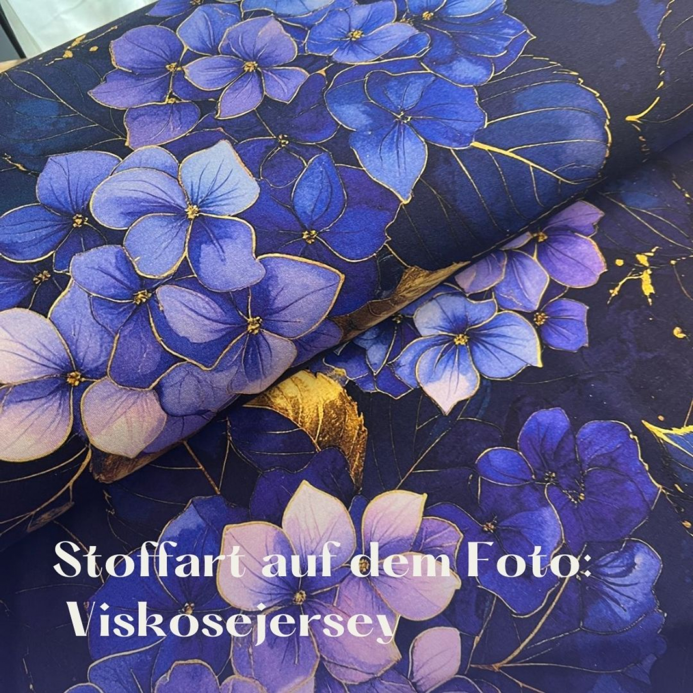 Stoff des Tages: Bio Viskosejersey mit Überbreite: Eigenproduktion Hortensienliebe von Graustufen-Stoffe