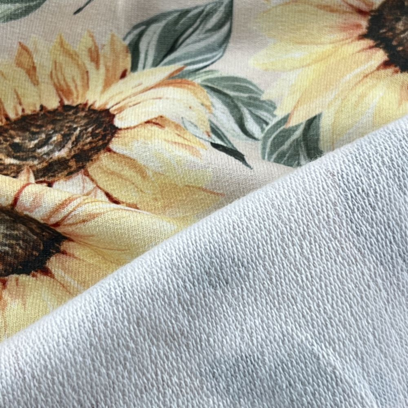 Weicher French Terry mit Sonnenblumen. 